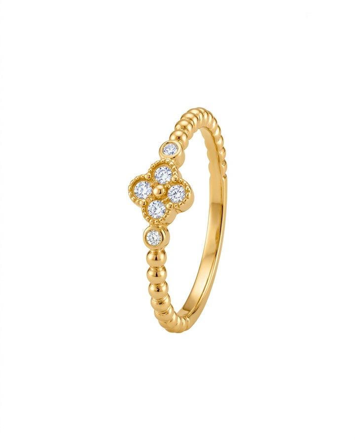 Detailaufnahme eines Goldrings mit Kleeblatt und weissen Zirkonia
