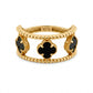 Detailaufnahme eines 18k Goldrings mit drei Kleeblatt-Motiven aus schwarzem Onyx
