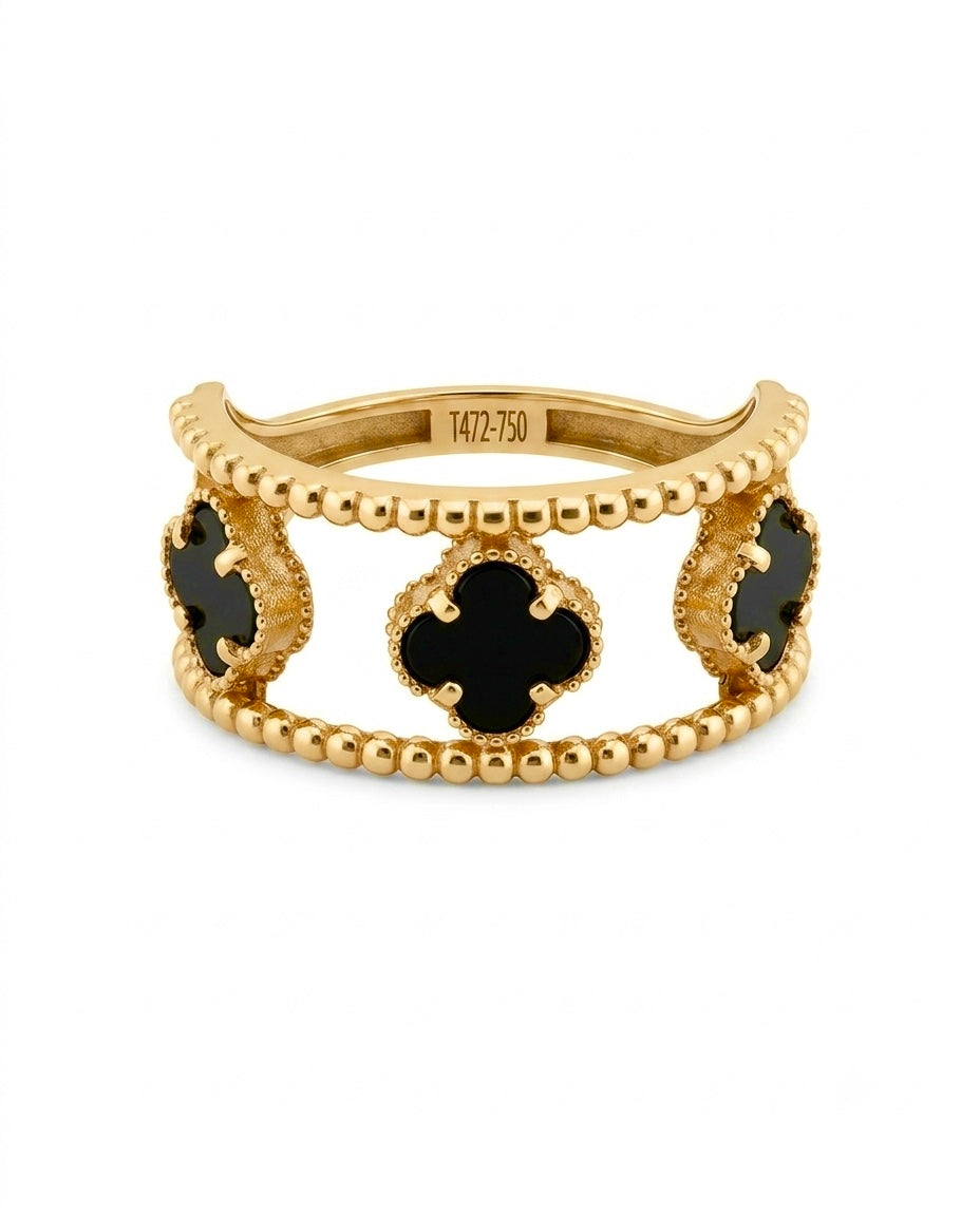 Detailaufnahme eines 18k Goldrings mit drei Kleeblatt-Motiven aus schwarzem Onyx

