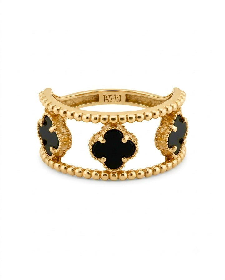 Detailaufnahme eines 18k Goldrings mit drei Kleeblatt-Motiven aus schwarzem Onyx
