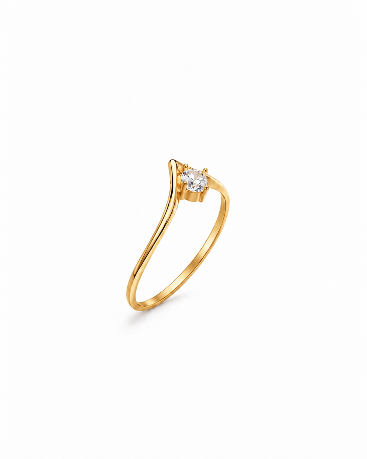 Seitenansicht des Taj Rings aus 18k Gelbgold mit erhöht gefasstem rundem Schmuckstein
