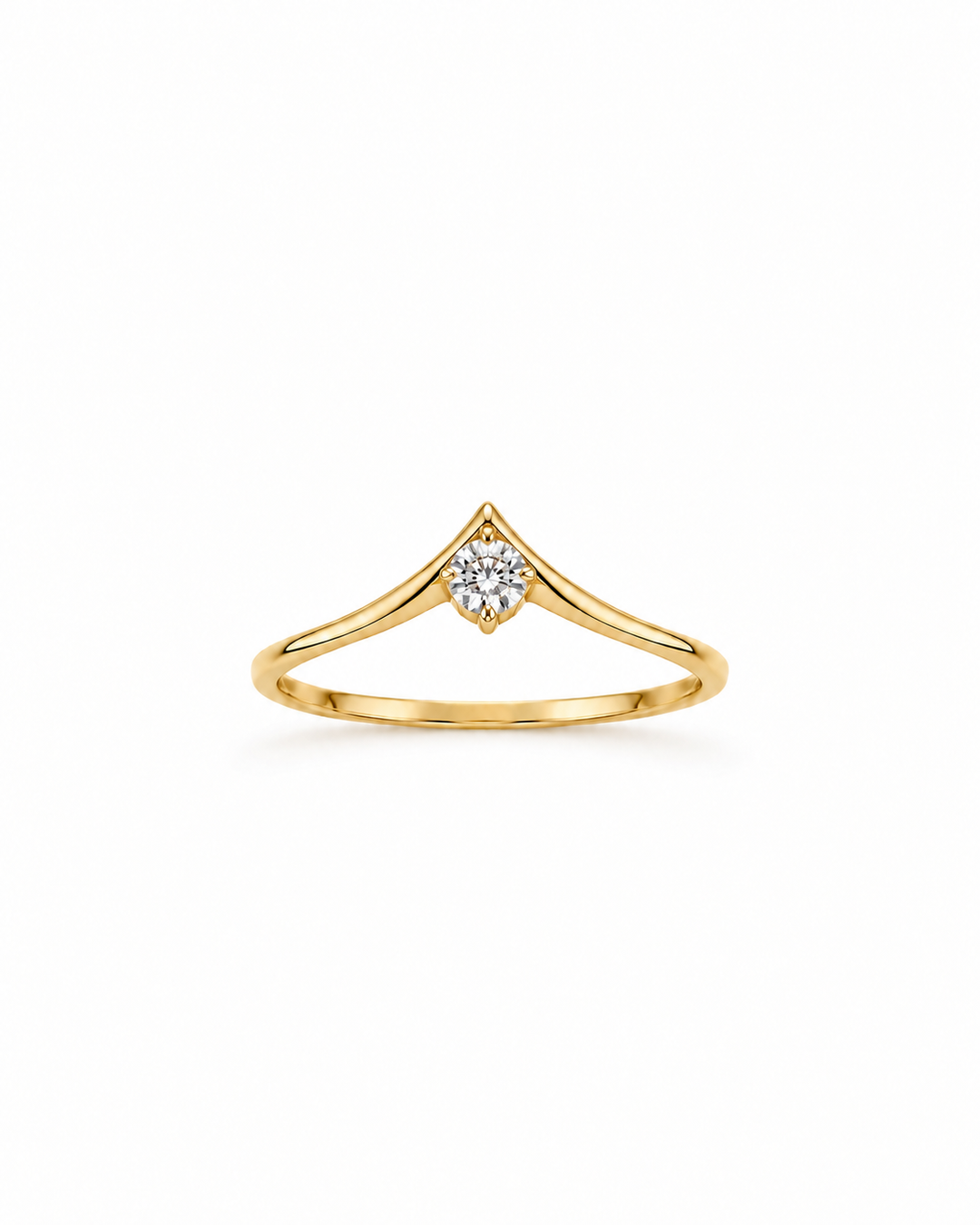 Nahaufnahme des Taj Rings aus 18k Gelbgold mit V-förmigem Design und zentralem Schmuckstein