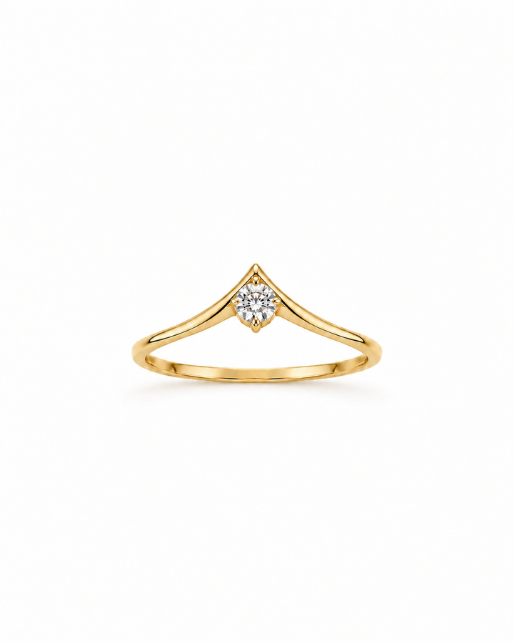 Nahaufnahme des Taj Rings aus 18k Gelbgold mit V-förmigem Design und zentralem Schmuckstein