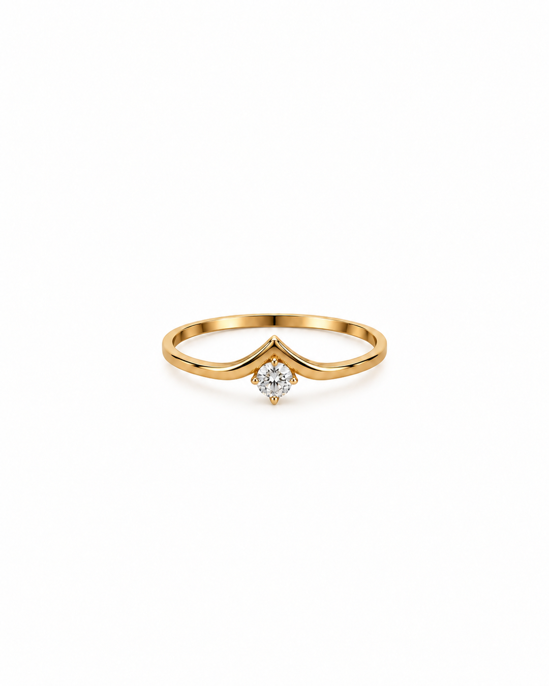 Taj Ring aus 18k Gelbgold mit V-förmiger Ringschiene und rundem farblosem Schmuckstein auf weissem Hintergrund