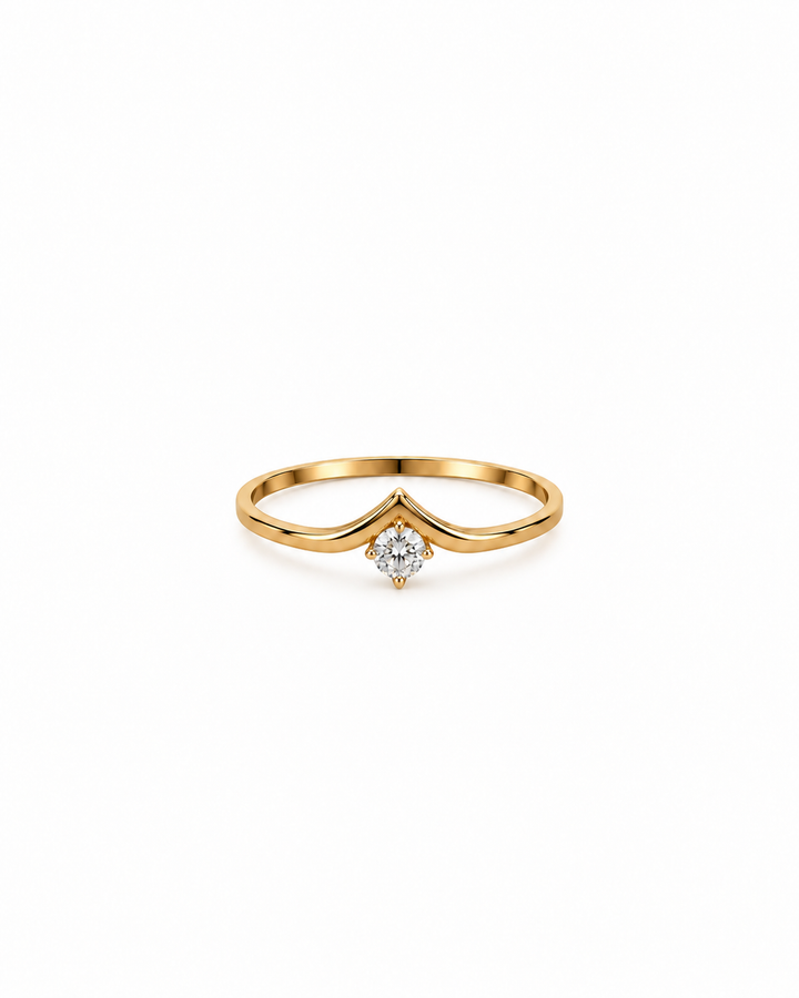 Taj Ring aus 18k Gelbgold mit V-förmiger Ringschiene und rundem farblosem Schmuckstein auf weissem Hintergrund