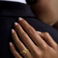 Frau trägt den Ring Tak Del aus 18k Gelbgold mit filigranem Herzmotiv am Finger
