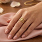 18k Gelbgold Ring mit Herzmotiv getragen an der Hand – Tak Del
