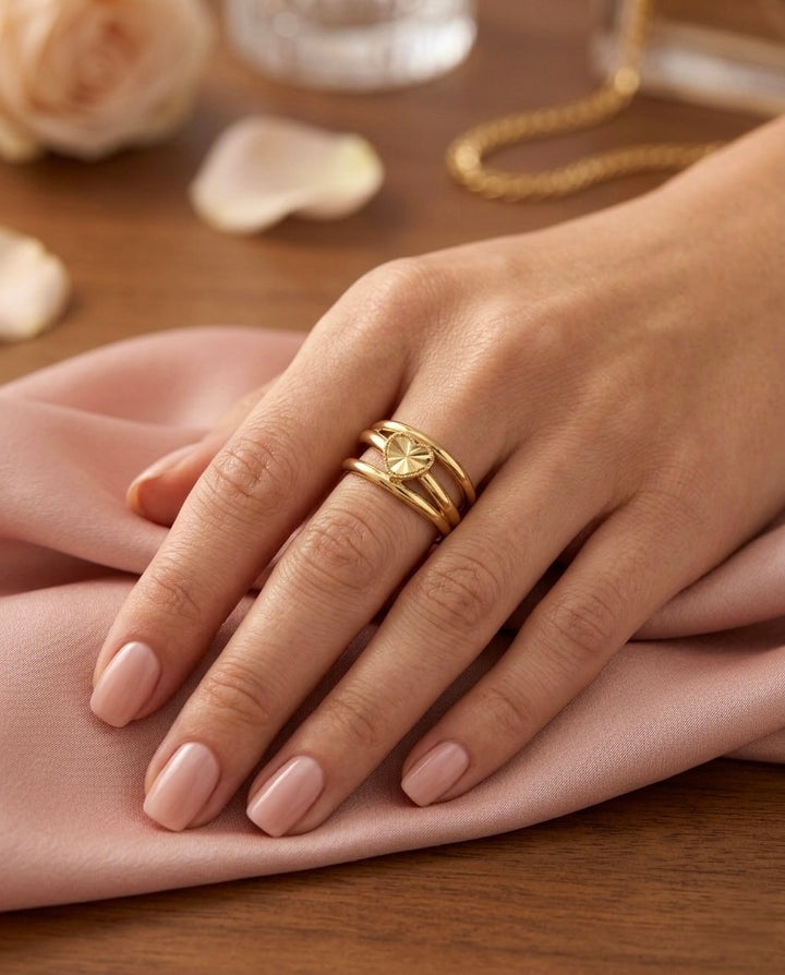 18k Gelbgold Ring mit Herzmotiv getragen an der Hand – Tak Del
