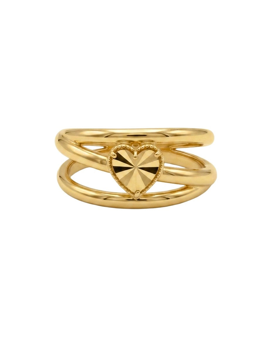 Detailaufnahme eines Goldrings mit Herz aus 18k Gelbgold
