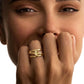 Eleganter Kleeblatt-Ring aus 18 Karat Gelbgold am Finger einer Frau getragen. Hochglanzpoliertes Design mit filigranem vierblättrigem Kleeblatt als Symbol für Glück, Stil und zeitlose Eleganz.