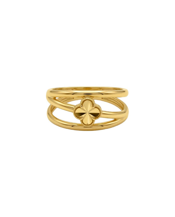 18 Karat Gelbgoldring mit filigranem Kleeblatt-Motiv und offener, doppelt geschwungener Ringschiene. Hochglanzpolierter Goldring vereint modernes Design mit einem Symbol für Glück, Harmonie und zeitlose Eleganz.