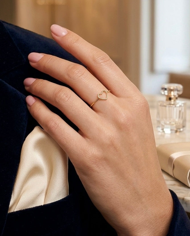 Filigraner Herzring aus 18 Karat Gelbgold an einer Hand getragen – minimalistischer, eleganter Goldring von ZIBA GOLD.