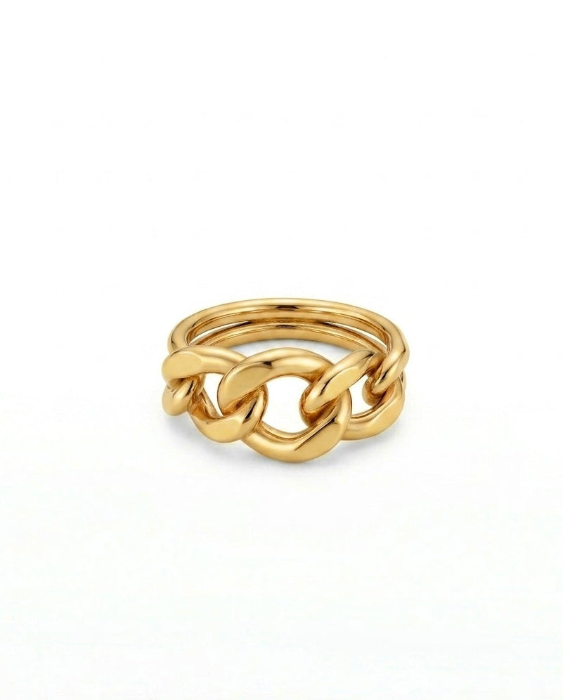 Eleganter Ring aus poliertem Gelbgold 18k mit markantem Kettenglieder-Design. Die ineinandergreifenden, abgerundeten Glieder verleihen dem Schmuckstück eine moderne und zugleich kraftvolle Ausstrahlung. Hochglänzende Oberfläche auf hellem Hintergrund, fotografiert in minimalistischer Studioaufnahme.