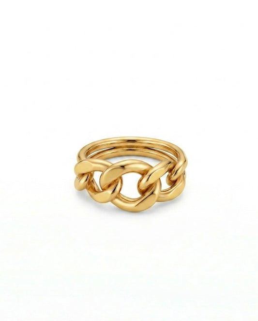 Eleganter Ring aus poliertem Gelbgold 18k mit markantem Kettenglieder-Design. Die ineinandergreifenden, abgerundeten Glieder verleihen dem Schmuckstück eine moderne und zugleich kraftvolle Ausstrahlung. Hochglänzende Oberfläche auf hellem Hintergrund, fotografiert in minimalistischer Studioaufnahme.