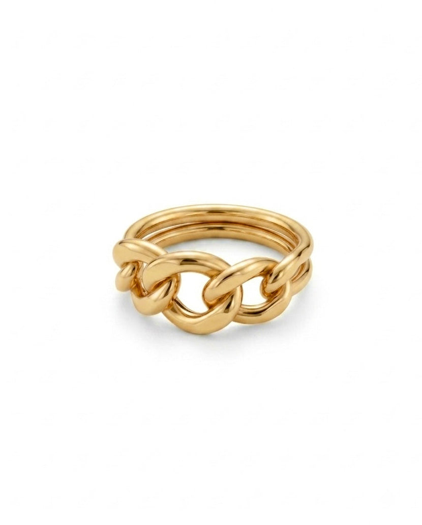 Ring aus hochglanzpoliertem Gelbgold 18k mit auffälligem Kettenglieder-Design. Die kräftigen, ineinandergreifenden Glieder verbinden moderne Eleganz mit markanter Ausdruckskraft. Das Schmuckstück ist auf einem hellen Hintergrund in einer klaren Studioaufnahme präsentiert, wodurch die warme Goldfarbe und die spiegelnde Oberfläche besonders zur Geltung kommen.