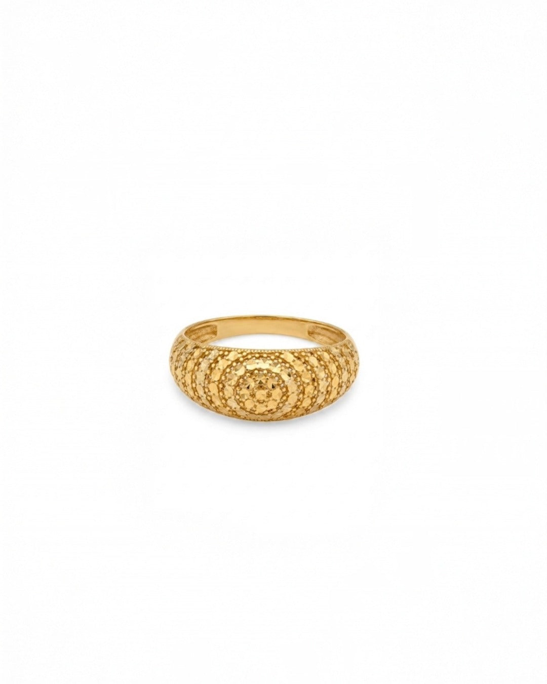 Handgefertigter Damenring aus 18 Karat Gelbgold mit kunstvoll strukturierter Oberfläche und kreisförmigem Muster. Der elegante Goldring vereint persische Goldschmiedekunst mit zeitloser Eleganz und hochwertiger Verarbeitung.