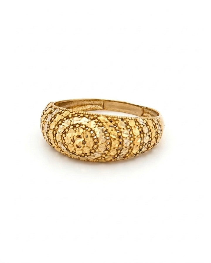 Exklusiver Ring aus 18 Karat Gelbgold mit kunstvoll strukturierter Oberfläche und fein gearbeitetem Kreisornament. Das handgefertigte Design vereint traditionelle persische Goldschmiedekunst mit luxuriöser Eleganz und einzigartiger Ausstrahlung.