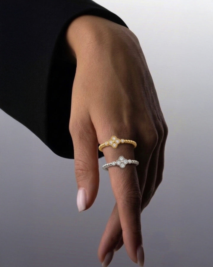 18 Karat Gelbgold- und Weissgoldring mit vierblättrigem Kleeblatt aus weissen Zirkonia – filigrane Damenringe mit Kugeldesign als edler Fingerschmuck von Ziba Gold.