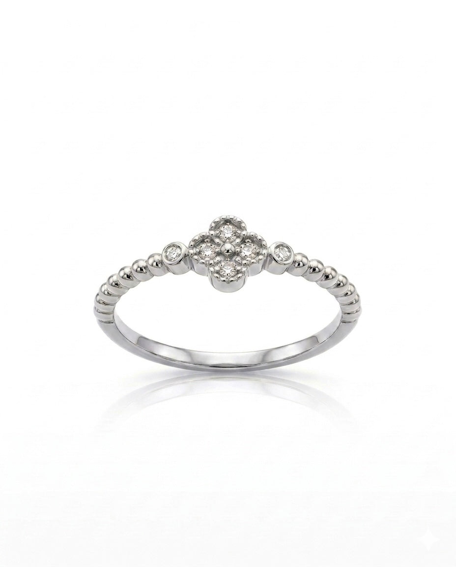 18k Weissgoldring mit floraler Zirkonia-Fassung und elegantem Ringband auf weissem Hintergrund.