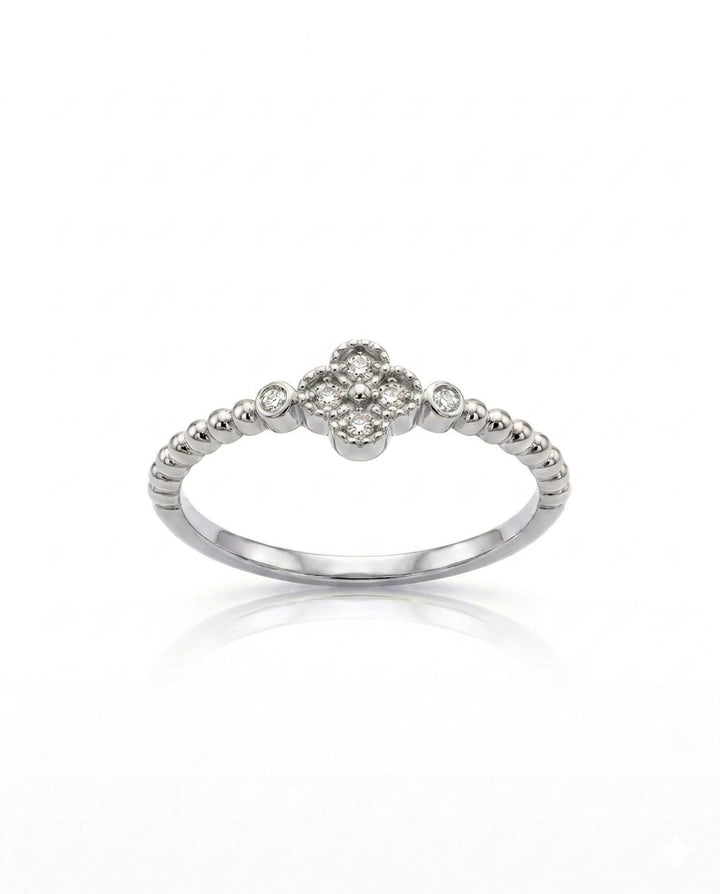 18k Weissgoldring mit floraler Zirkonia-Fassung und elegantem Ringband auf weissem Hintergrund.
