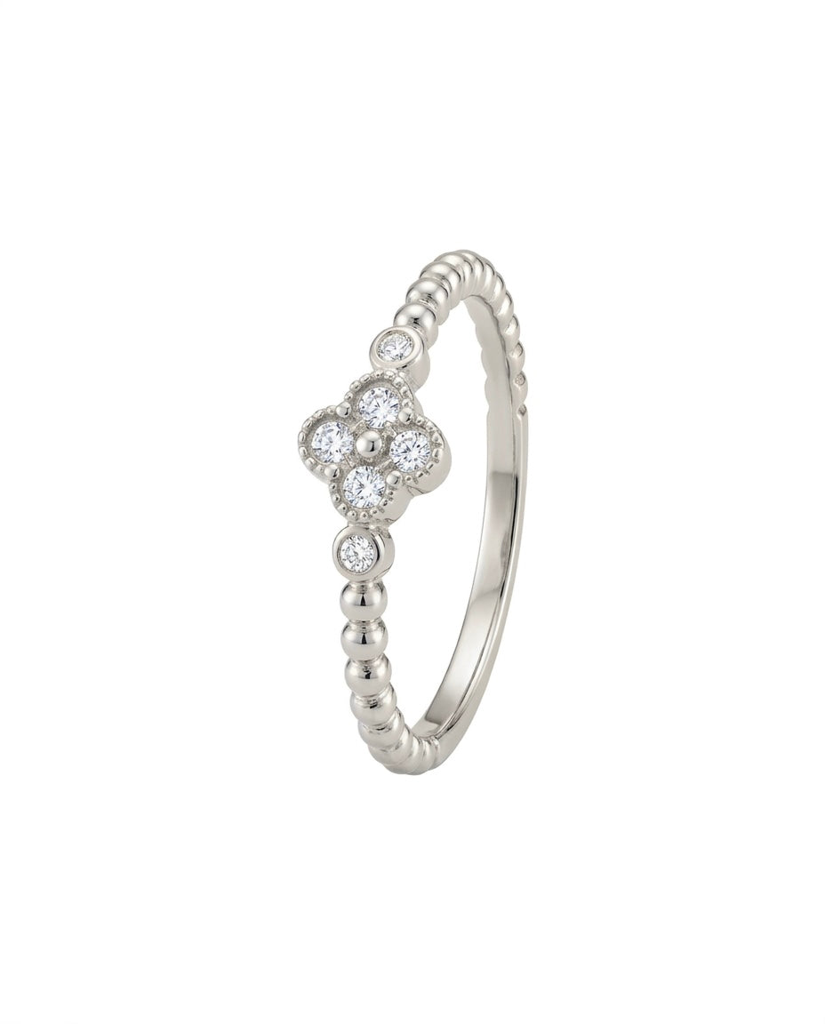Handgefertigter Ring aus 18k Weissgold mit Blütenmotiv und funkelnden weissen Zirkonia als Freisteller.