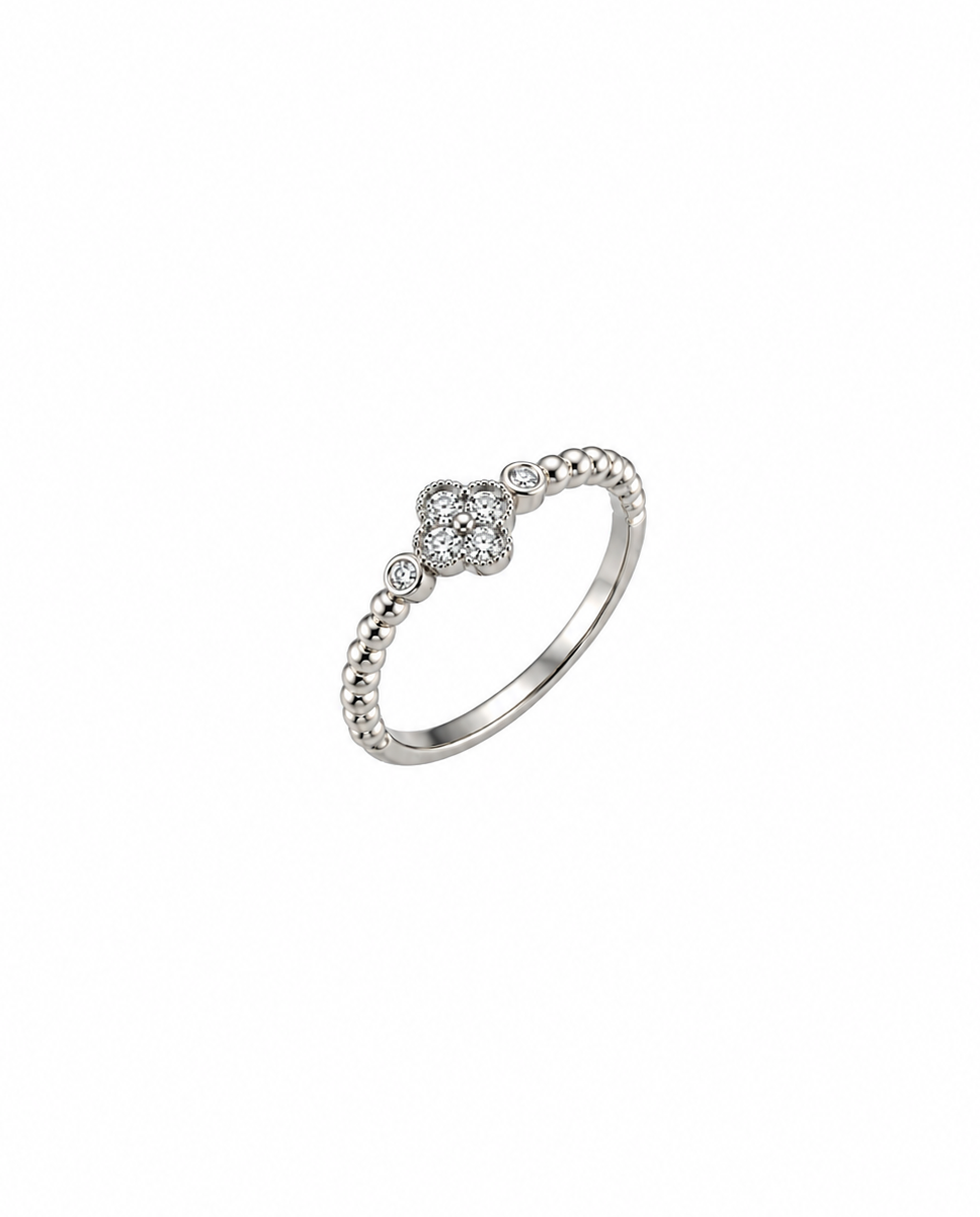 Filigraner Ring aus 18k Weissgold mit Blütenmotiv aus weissen Zirkonia und feinen Kugeldetails.