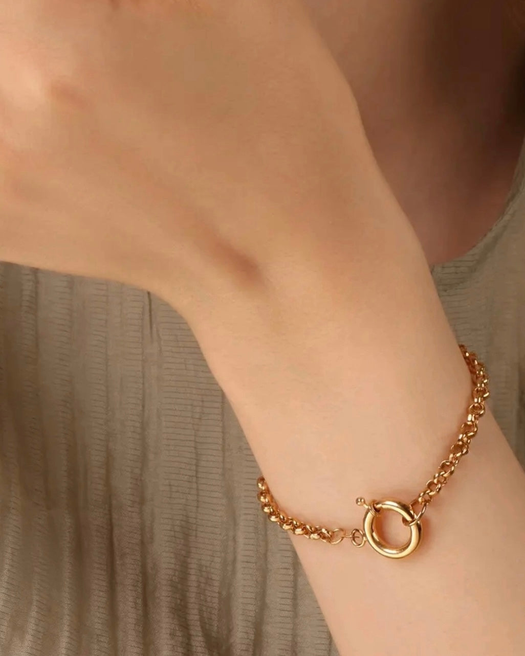 Ziba Gold Armband „Halghe-ye Noor“ – am Handgelenk getragen, elegant und handgefertigt