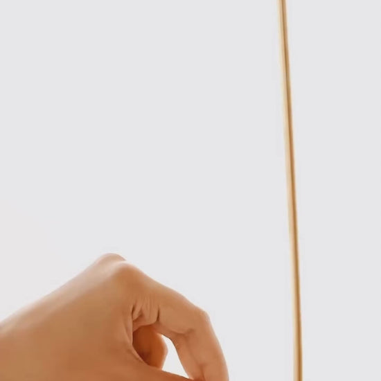 Videoaufnahme: Zart manikürte Hände präsentieren die Zanjir-e Mari – 18k Schlangenkette in Bewegung, glänzend im Licht, elegant inszeniert