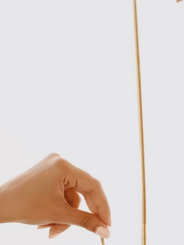 Videoaufnahme: Zart manikürte Hände präsentieren die Zanjir-e Mari – 18k Schlangenkette in Bewegung, glänzend im Licht, elegant inszeniert
