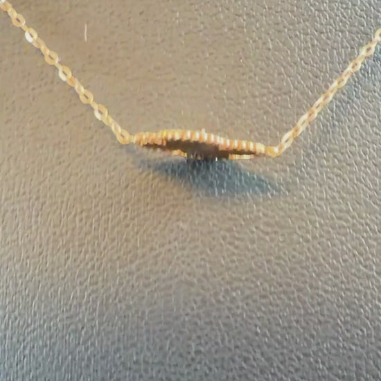 Video, das zeigt, wie hauchdünn das einzelne Kleeblatt der 18k Goldkette „Kleiner strahlender Glücksklee“ gearbeitet ist.