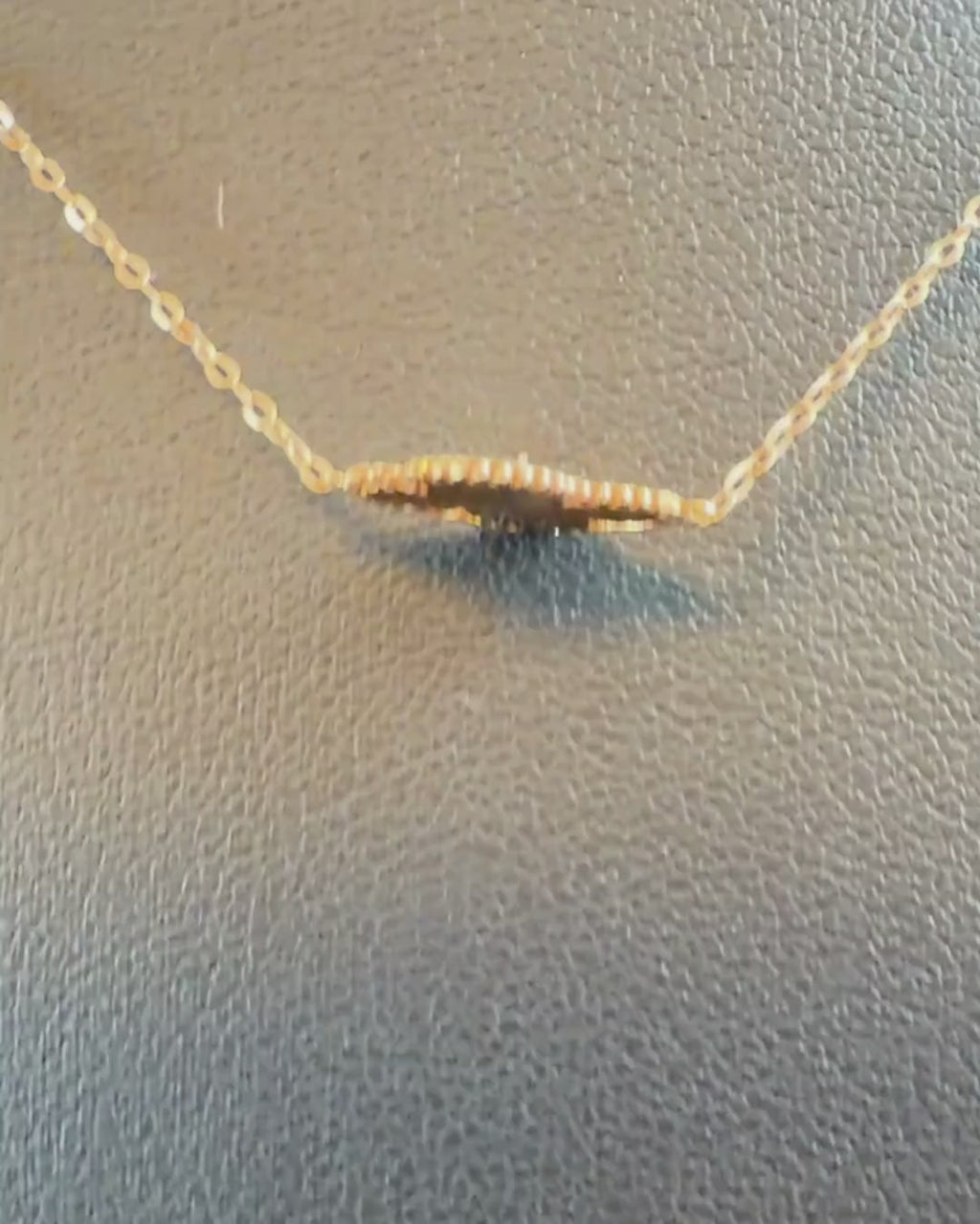 Video, das zeigt, wie hauchdünn das einzelne Kleeblatt der 18k Goldkette „Kleiner strahlender Glücksklee“ gearbeitet ist.