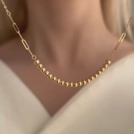 Videoaufnahme der Zanjir Tala-e Morvarid – Goldperlenkette wird spielerisch aus verschiedenen Perspektiven gezeigt, vor und am Hals eines Models mit heller Haut